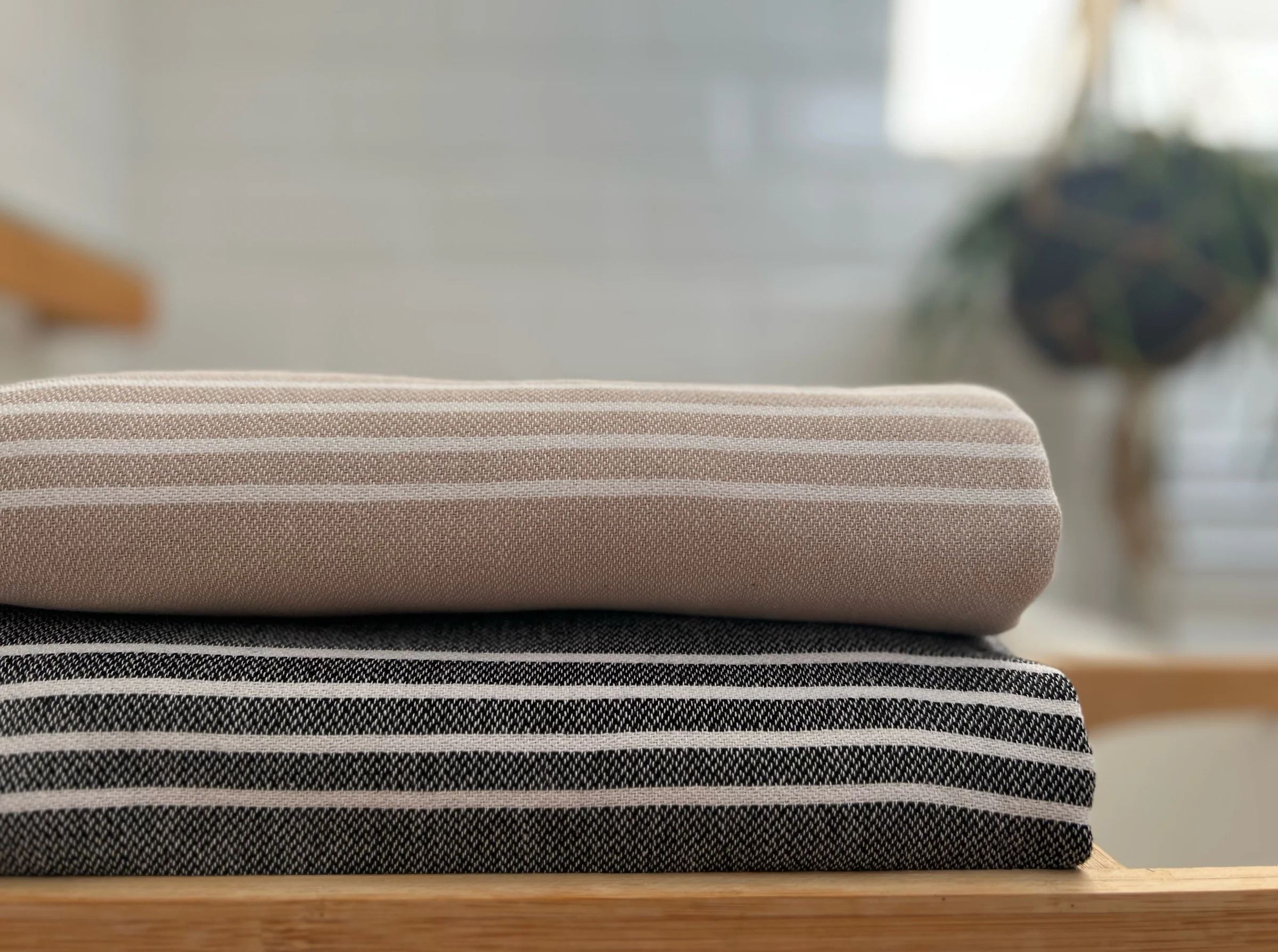 Luks_Sultan_Cotton_Peshtemals_Folded_on_wooden_bath_shelf.3